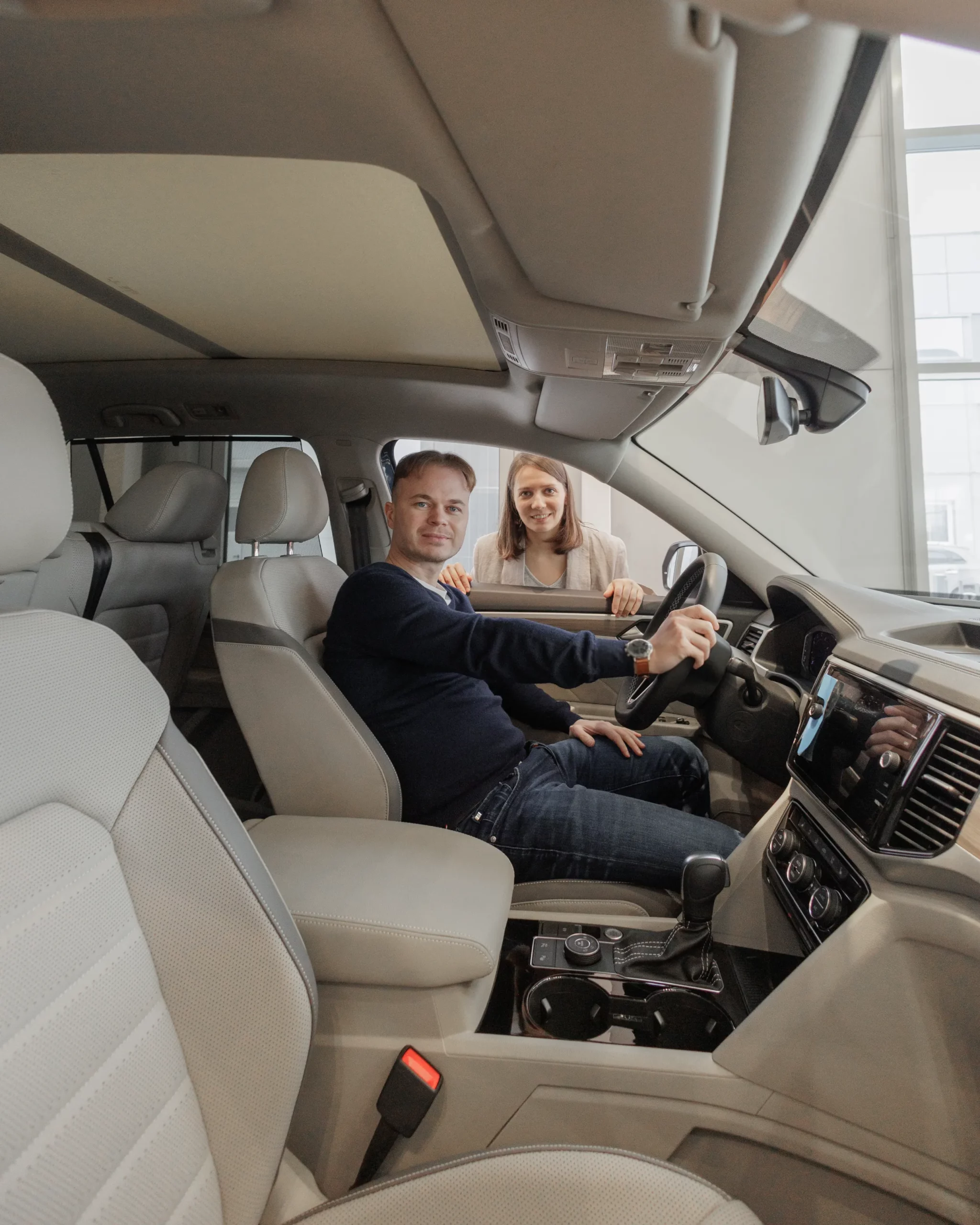Web Storys 6 seguro auto man buys a car at a car dealership a female sales 2025 02 21 02 31 03 utc scaled