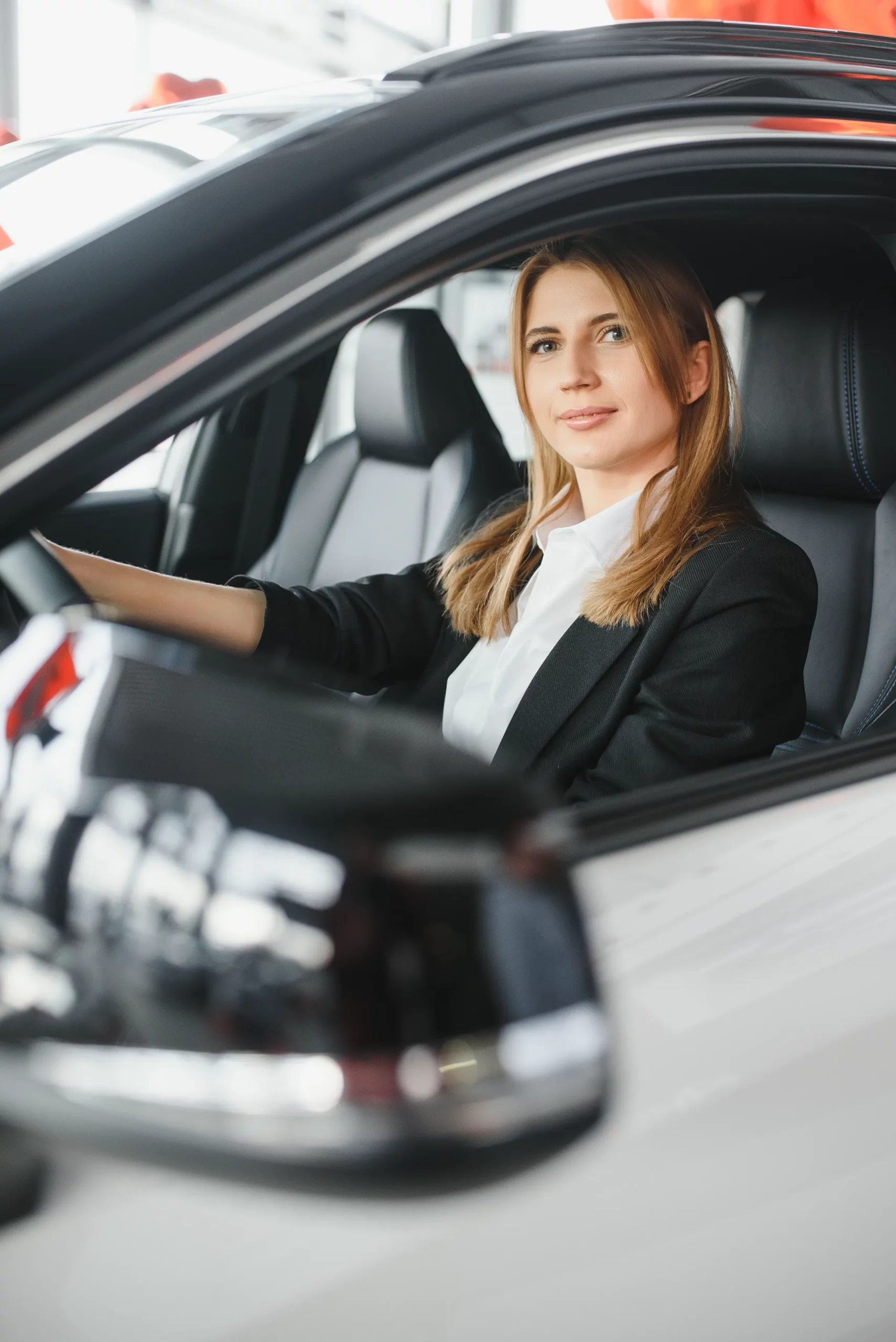 Web Storys 8 seguro auto young beautiful business woman sitting in her car 2025 04 01 13 17 30 utc scaled